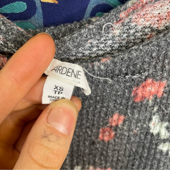 🦋5/20$🦋 floral stretchy crop top - Picture 4 of 9